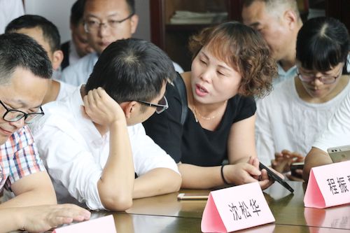 家长与班主任交流