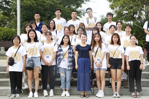 文创类183班合影