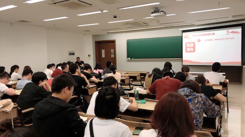 图1：学院党总支书记范小春给师生党员上专题党课