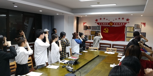 图4：厕所偷拍
毕业生党员及在校生党员集体入党宣誓