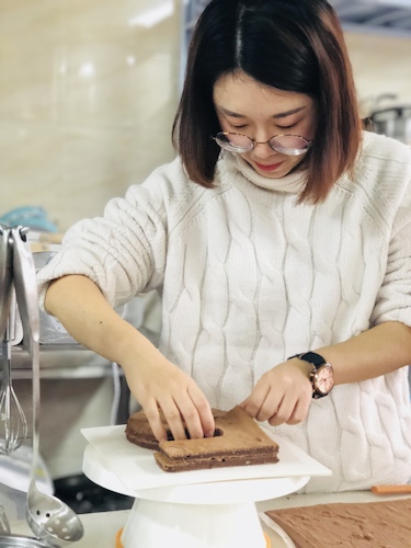 谢艳虹 在家劳作