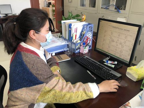 朱佳媚 疫情下口罩办公2